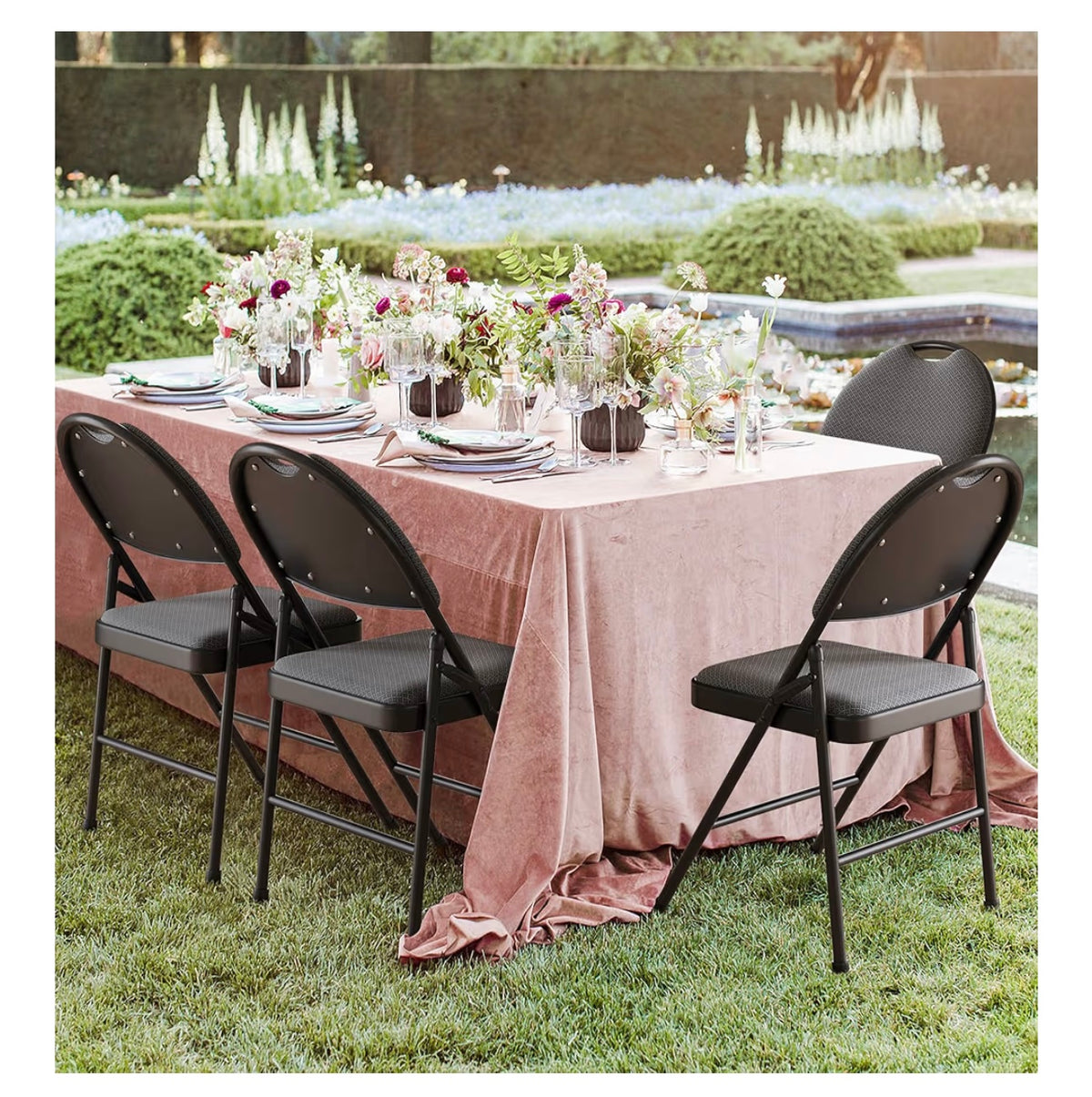 Sillas plegables grises alrededor de mesa al aire libre decorada