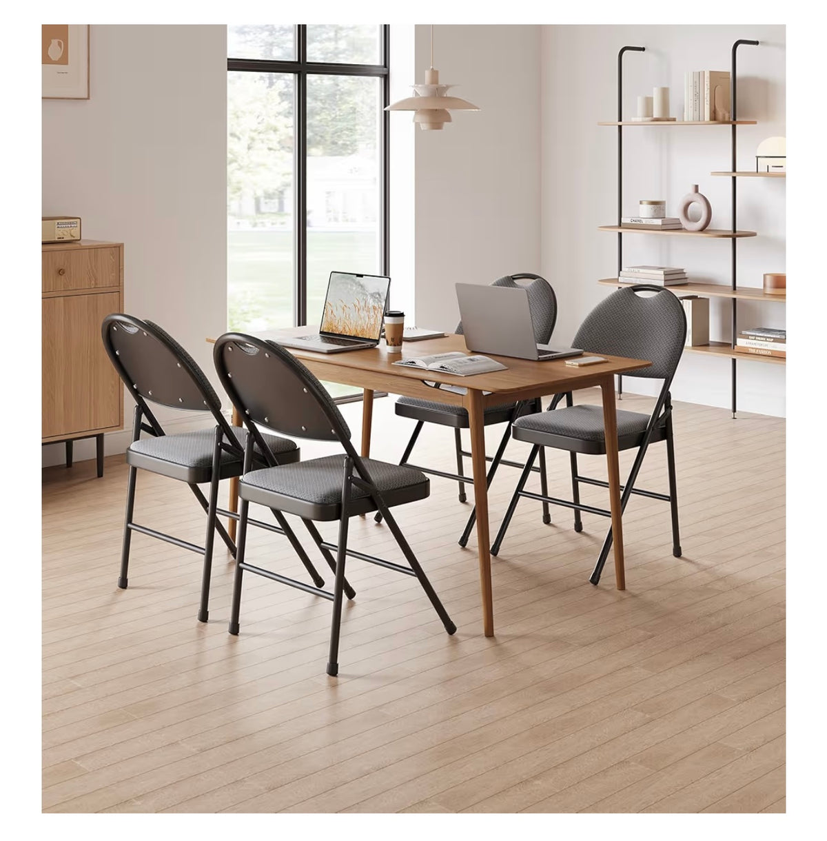 Sillas plegables grises en comedor moderno con laptops sobre la mesa