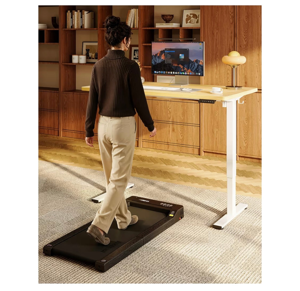 Escritorio ajustable en ambiente de home office mientras una persona usa caminadora