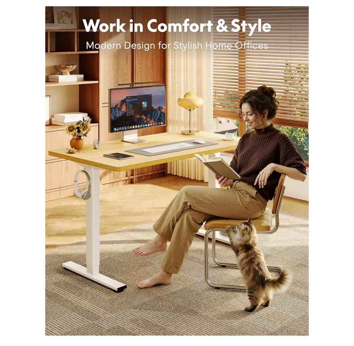 Persona sentada usando el escritorio ajustable Flexispot con ambiente cálido y mascota
